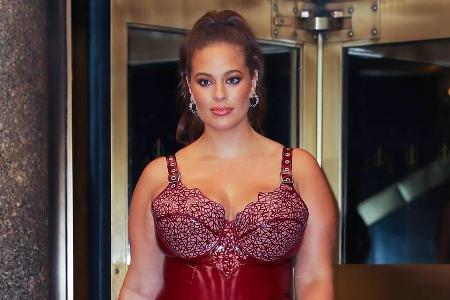 Ashley Graham präsentiert ihren Babybauch in einem roten Latex-Kleid Ashley Graham präsentiert ihren Babybauch in einem roten Latex-Kleid