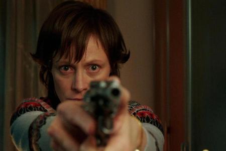 Weiß, wie man mit einem Revolver umgeht: Katharina Marie Schuberts Figur Biggi Lohmann Weiß, wie man mit einem Revolver umgeht: Katharina Marie Schuberts Figur Biggi Lohmann