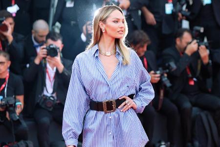 Model Candice Swanepoel im Boyfriend-Style in Venedig Model Candice Swanepoel im Boyfriend-Style in Venedig