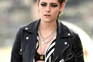 Kristen Stewart überrascht mit extravagantem Schwarz-Weiß-Outfit