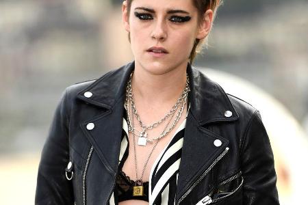 Kristen Stewart erschien in einer aufregenden Schwarz-Weiß-Kombi bei einem Photocall für ihren Film Kristen Stewart erschien in einer aufregenden Schwarz-Weiß-Kombi bei einem Photocall für ihren Film