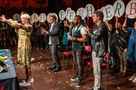 Auch die Schauspieler (v.r.) Sebastian Bezzel, Castro Dokyi und Christian Tramitz gratulierten Autorin Rita Falk zum Jubiläum Auch die Schauspieler (v.r.) Sebastian Bezzel, Castro Dokyi und Christian Tramitz gratulierten Autorin Rita Falk zum Jubiläum
