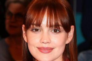 Emilia Schüle mit Fast-Glatze: Das ist der Grund für ihre neue Frisur