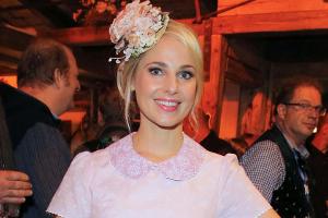 Trennungsschmerz? Gabalier-Ex Silvia Schneider strahlt auf der Wiesn