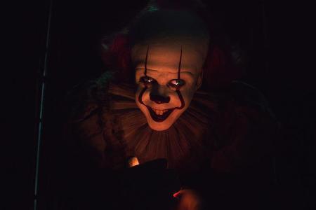 Ist bestens gelaunt aus seinem 27 Jahre währenden Schlaf erwacht: Pennywise (Bill Skarsgård) Ist bestens gelaunt aus seinem 27 Jahre währenden Schlaf erwacht: Pennywise (Bill Skarsgård)