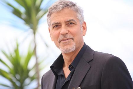 George Clooney legt für einen Werbespot einen Eselritt hin George Clooney legt für einen Werbespot einen Eselritt hin