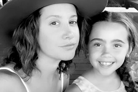 Ashley Tisdale und ihre Nichte Mikayla Dawn McChesnie am Pool Ashley Tisdale und ihre Nichte Mikayla Dawn McChesnie am Pool