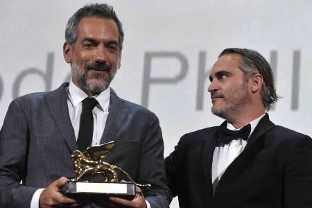 Regisseur Todd Phillips (l.) und Joaquin Phoenix bei der Übergabe des Goldenen Löwen