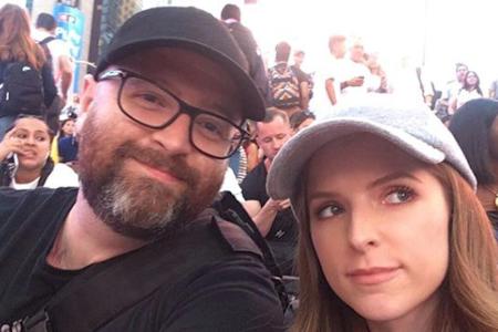 Grüße vom Times Square: Anna Kendrick posierte gemeinsam mit ihrem Bruder Michael für ein lässiges Selfie Grüße vom Times Square: Anna Kendrick posierte gemeinsam mit ihrem Bruder Michael für ein lässiges Selfie