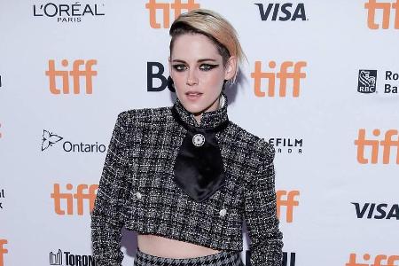 Kristen Stewart präsentierte sich in einem Tweed-Outfit im Business-Look auf dem roten Teppich Kristen Stewart präsentierte sich in einem Tweed-Outfit im Business-Look auf dem roten Teppich
