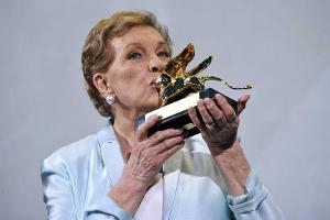 Filmfest in Venedig: Julie Andrews kuschelt mit ihrem Ehrenlöwen