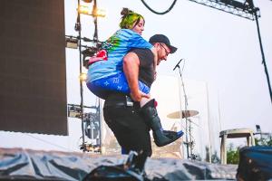Billie Eilish wird bei Festival verletzt von der Bühne getragen