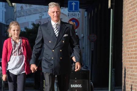 König Philippe von Belgien mit Tochter Eléonore auf dem Weg zur Schule König Philippe von Belgien mit Tochter Eléonore auf dem Weg zur Schule