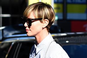 Frischer Herbst-Look: Charlize Theron zeigt sich mit blondem Pixie-Cut
