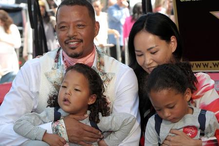 Terrence Howard feiert seinen Erfolg mit Frau Miranda Pak sowie ihren beiden Kindern Terrence Howard feiert seinen Erfolg mit Frau Miranda Pak sowie ihren beiden Kindern