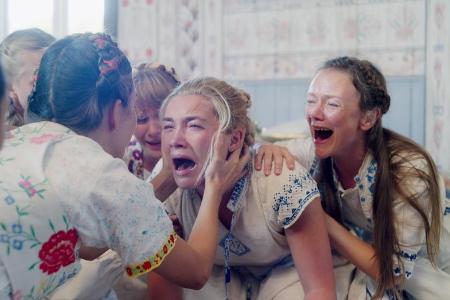 Florence Pugh (Mitte) lässt sich auf ein tödliches Abenteuer in Skandinavien ein Florence Pugh (Mitte) lässt sich auf ein tödliches Abenteuer in Skandinavien ein