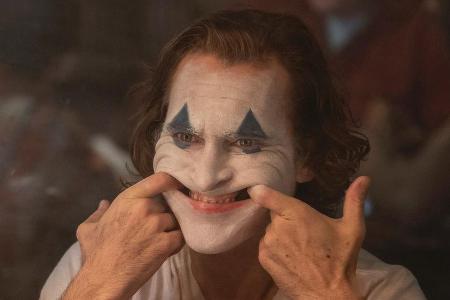 Arthur Fleck (Joaquin Phoenix) alias Arthur Fleck (Joaquin Phoenix) alias