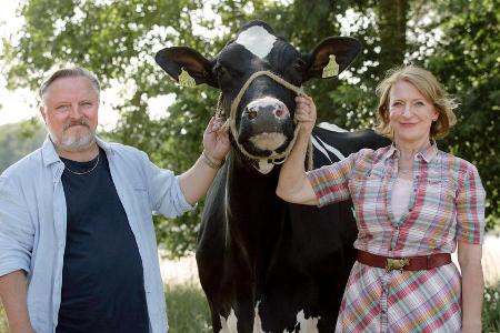 Thomas (Axel Prahl) und Jutta (Dagmar Manzel) kümmern sich um Kuh Gloria (Lola) Thomas (Axel Prahl) und Jutta (Dagmar Manzel) kümmern sich um Kuh Gloria (Lola)