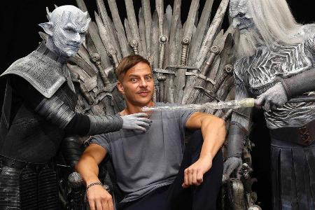 Schauspieler Tom Wlaschiha auf dem Eisernen Thron - bedroht vom Nachtkönig (l.) und einem Weißen Wanderer Schauspieler Tom Wlaschiha auf dem Eisernen Thron - bedroht vom Nachtkönig (l.) und einem Weißen Wanderer