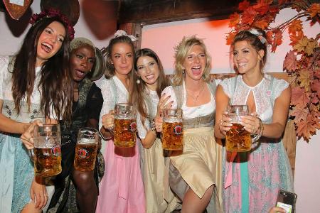 Johanna Klum, Nikeata Thompson, Marina Hoermanseder, Cathy Hummels, Lea-Sophie Cramer und Sarah Harrison (v.l.n.r.) haben vi... Johanna Klum, Nikeata Thompson, Marina Hoermanseder, Cathy Hummels, Lea-Sophie Cramer und Sarah Harrison (v.l.n.r.) haben vi...