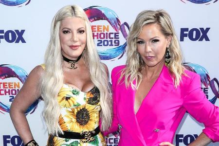 Tori Spelling und Jennie Garth erschienen am Mittwoch gemeinsam bei den Teen Choice Awards in Los Angeles Tori Spelling und Jennie Garth erschienen am Mittwoch gemeinsam bei den Teen Choice Awards in Los Angeles