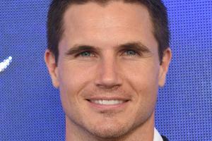 "The Flash"-Star Robbie Amell ist zum ersten Mal Vater geworden
