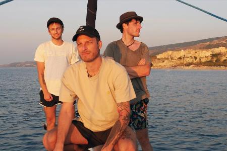 Die Bandmitglieder Daniel Friedl (l.), Max Zimmer und Sebastian Hafner (r.) reinigen die Meere Die Bandmitglieder Daniel Friedl (l.), Max Zimmer und Sebastian Hafner (r.) reinigen die Meere
