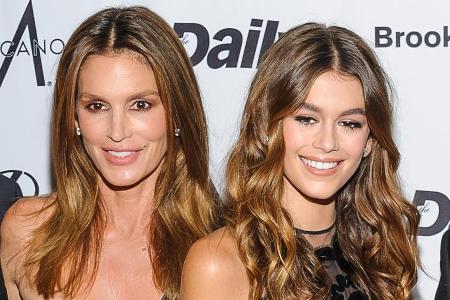 Kaia Gerber ist ihrer Mutter, Cindy Crawford (l.), wie aus dem Gesicht geschnitten Kaia Gerber ist ihrer Mutter, Cindy Crawford (l.), wie aus dem Gesicht geschnitten