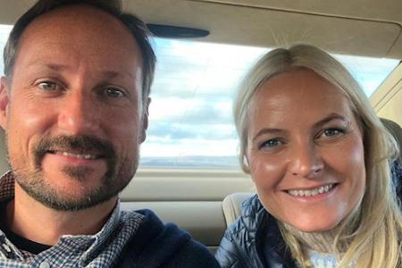 Prinz Haakon und seine Frau Mette-Marit strahlen auf der Reise nach Oppland Prinz Haakon und seine Frau Mette-Marit strahlen auf der Reise nach Oppland