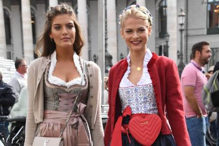 Vanessa Fuchs (l.) und Darya Strelnikova präsentieren wunderschöne Dirndl-Accessoires Vanessa Fuchs (l.) und Darya Strelnikova präsentieren wunderschöne Dirndl-Accessoires