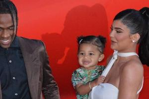 Kylie Jenner und Travis Scott mit Tochter Stormi auf dem roten Teppich