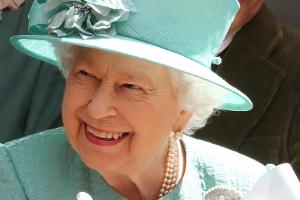 Queen Elizabeth II. plaudert inkognito in Schottland