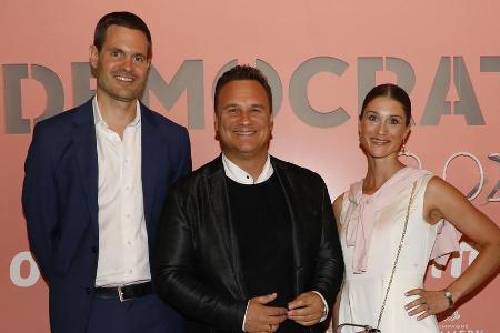 Guido Maria Kretschmer (Mitte) ist in Hamburg angekommen Guido Maria Kretschmer (Mitte) ist in Hamburg angekommen