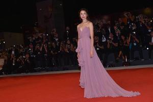 Margaret Qualley: Andie MacDowells Tochter strahlt in Venedig