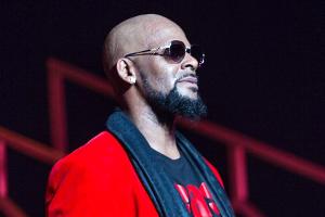 R. Kelly: Den Sänger belasten zwei neue Anklagen