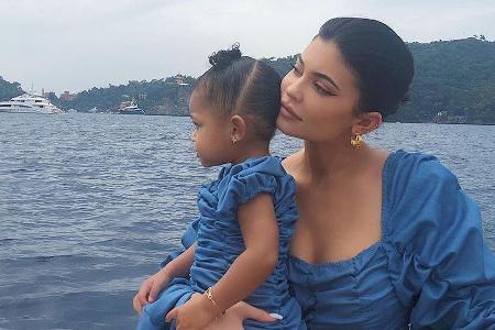 Kylie Jenner und ihre Tochter Stormi genießen den Urlaub in Europa Kylie Jenner und ihre Tochter Stormi genießen den Urlaub in Europa