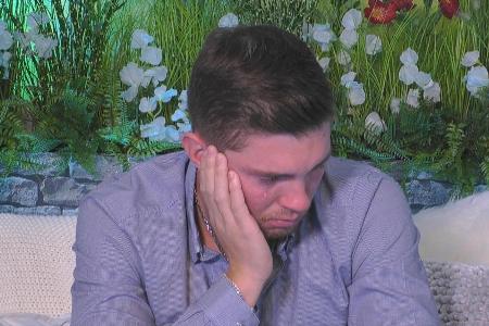 Joey versteht nicht, warum Ginger und Zlatko sich offenbar gegen ihn verbündet haben Joey versteht nicht, warum Ginger und Zlatko sich offenbar gegen ihn verbündet haben
