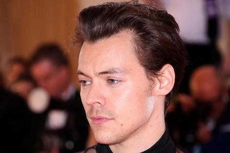 Sänger und Schauspieler Harry Styles bei der Met Gala 2019 in New York Sänger und Schauspieler Harry Styles bei der Met Gala 2019 in New York