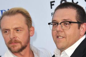 Simon Pegg und Nick Frost stehen für Amazon vor der Kamera