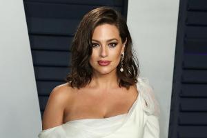 Schwangere Ashley Graham zeigt offen ihre Dehnungsstreifen