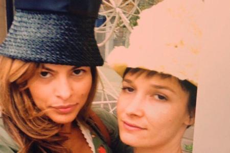 Notlandungen und Alte-Damen-Hüte: Wie ist wohl dieses Foto von Eva Mendes und Cassandra Grey entstanden? Notlandungen und Alte-Damen-Hüte: Wie ist wohl dieses Foto von Eva Mendes und Cassandra Grey entstanden?