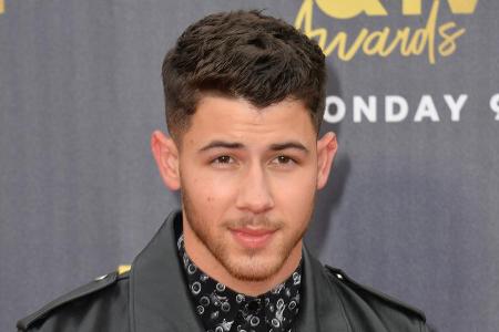 Einmal anstoßen auf Nick Jonas! Einmal anstoßen auf Nick Jonas!