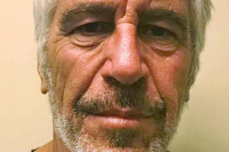 Jeffrey Epstein wenige Tage vor seinem Selbstmord auf einer offiziellen Aufnahme der US-Strafverfolgungsbehörden Jeffrey Epstein wenige Tage vor seinem Selbstmord auf einer offiziellen Aufnahme der US-Strafverfolgungsbehörden