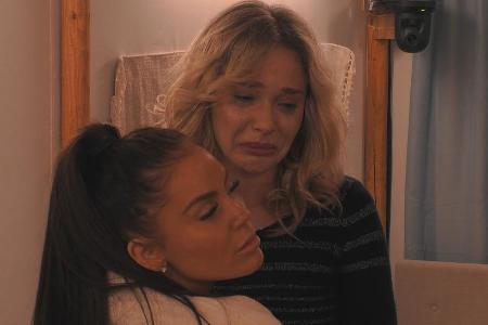 Theresia (rechts) geht es nicht gut, Mitstreiterin Janine versucht zu trösten Theresia (rechts) geht es nicht gut, Mitstreiterin Janine versucht zu trösten