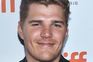 Chris Zylka befreit sich von Paris-Hilton-Tattoo