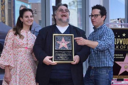Ihm gönnt es ganz Hollywood: Guillermo del Toro (Mitte) hat endlich seinen Stern auf dem Walk of Fame Ihm gönnt es ganz Hollywood: Guillermo del Toro (Mitte) hat endlich seinen Stern auf dem Walk of Fame