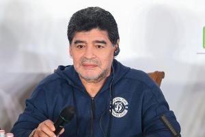 Knie kaputt: Kann Diego Maradona nie wieder gegen einen Ball treten?