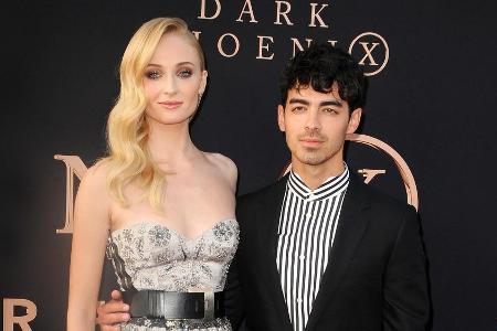 Sophie Turner und Joe Jonas haben im Mai bereits in Las Vegas geheiratet, Ende Juni gaben sie sich das zweite Jawort in Südf... Sophie Turner und Joe Jonas haben im Mai bereits in Las Vegas geheiratet, Ende Juni gaben sie sich das zweite Jawort in Südf...