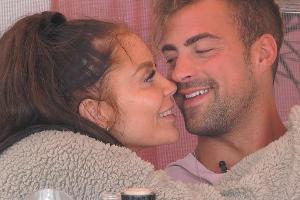 "Promi Big Brother": Janine und Tobi dürfen weiter knutschen