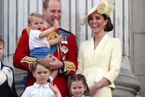 Herzogin Kate, Prinz William und ihre Kinder überraschen Fluggäste